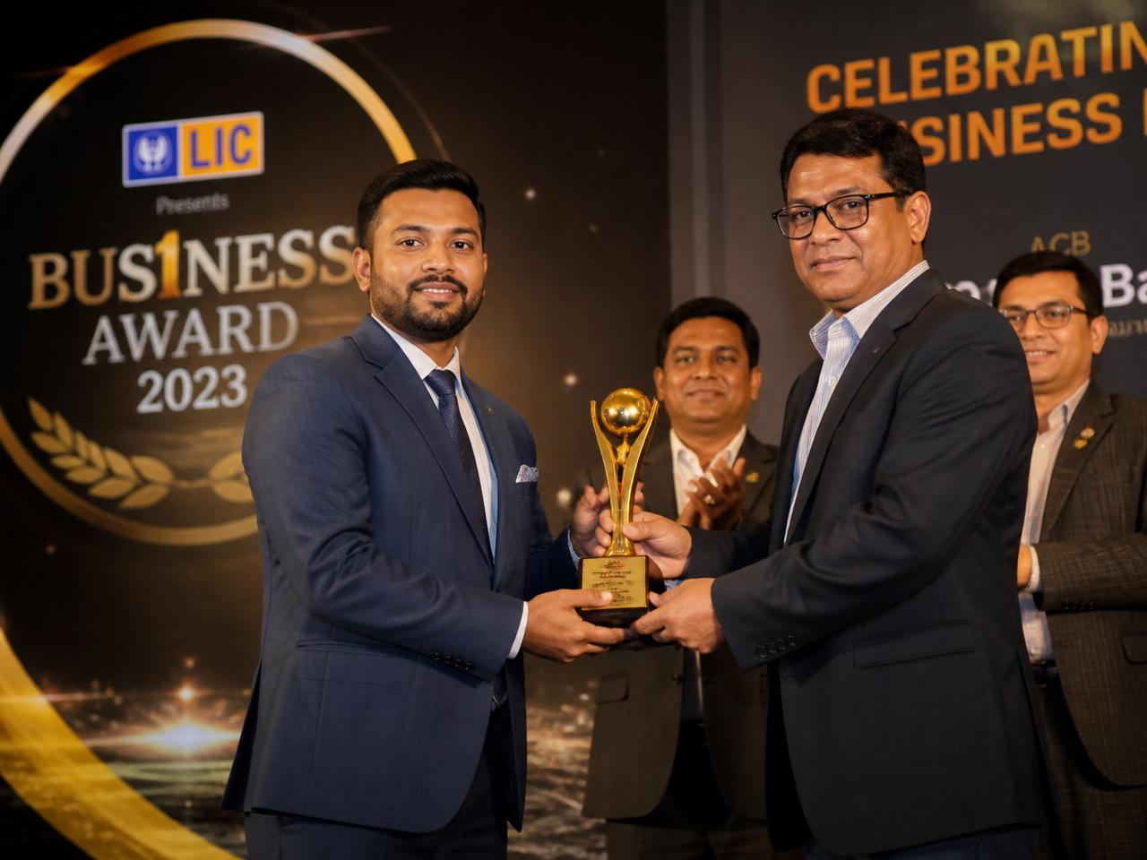 পুরস্কার গ্রহণের মুহূর্ত